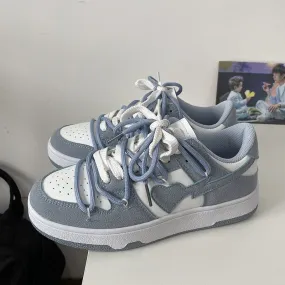 Blau und weiß gedruckte Herz- und Blitz-Basketball-Y2K