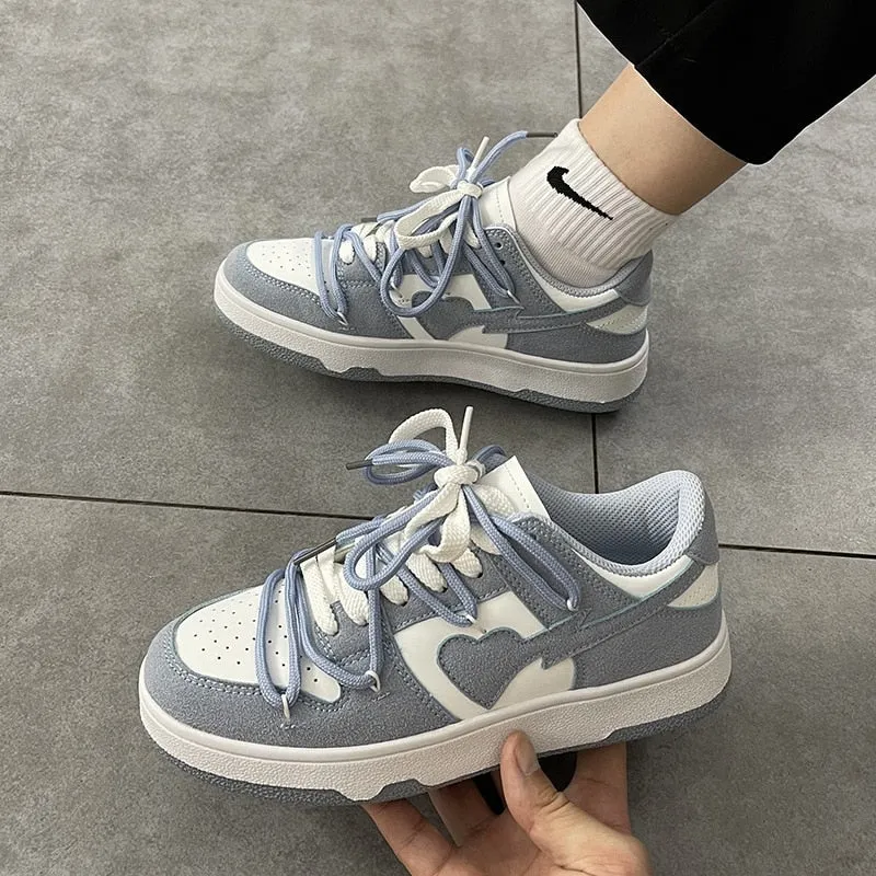 Blau und weiß gedruckte Herz- und Blitz-Basketball-Y2K